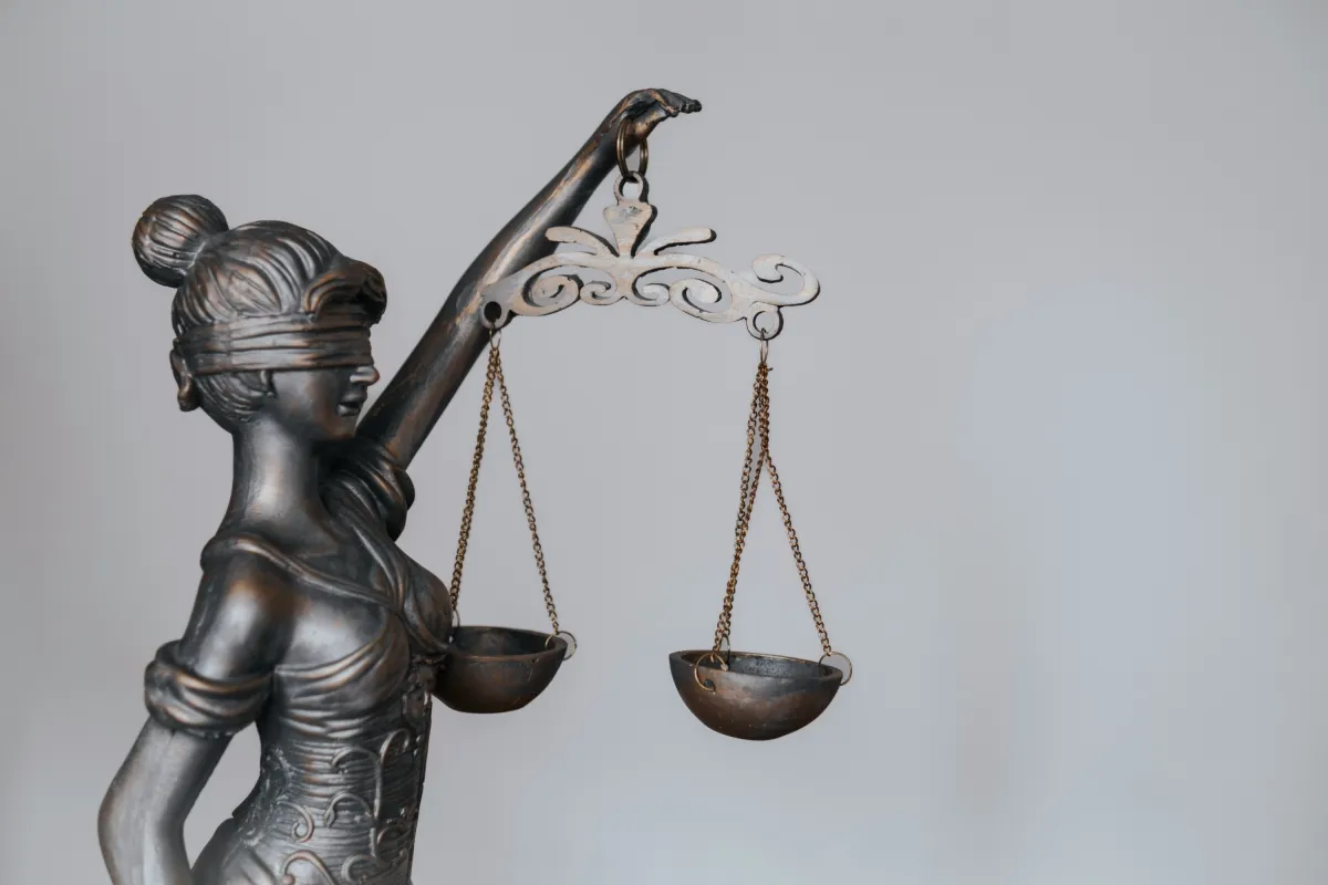 Symbolbild Recht Justitia mit Waage (© Feyza Yıldırım by Unsplash)