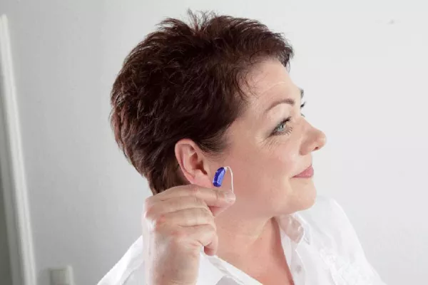 Wer wenig hört, wünscht viel Beratung! Patientenbefragung der IKK BB bewertet die Versorgung mit Hörsystemen Bild: Wer wenig hört, wünscht viel Beratung! Patientenbefragung der IKK BB bewertet die Versorgung mit Hörsystemen