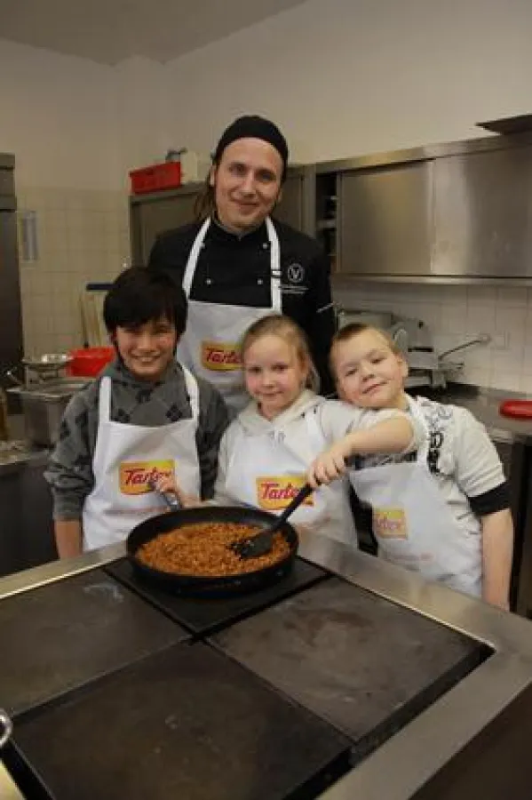 Björn Moschinski und seine drei kleinen Helfer Mark im Talmarant, Anna-Lena und Max (v.l.n.r.); Foto: Sandra Gärtner