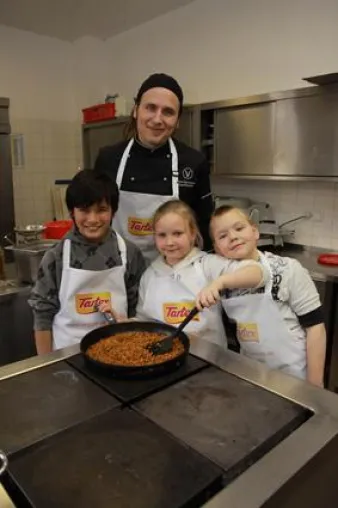 Starkoch Björn Moschinski kocht mit Berliner Kindern Bild: Starkoch Björn Moschinski kocht mit Berliner Kindern