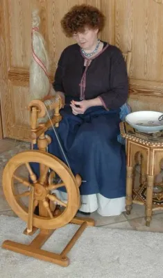 Bild: Die Rabe - Eine Märchen-Frau und Geschichten-Erzählerin stellt sich vor