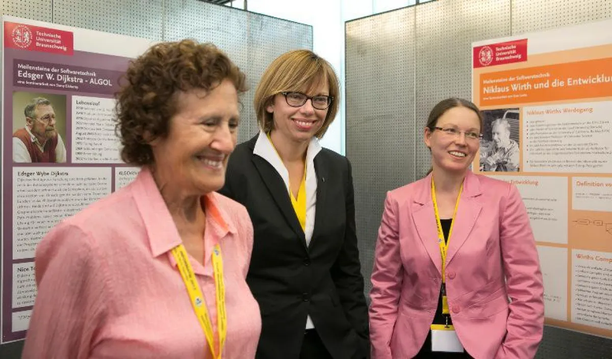 Von links: Barbara Liskov, Anja Schaar-Goldapp und Ina Schaefer. Foto: Peter Sierigk