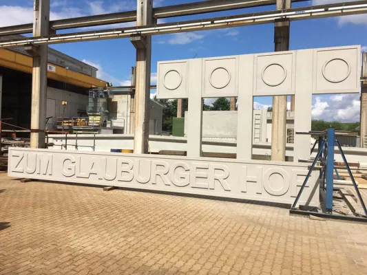 Bild: Frankfurter Altstadt: Fassade des Hauses „Zum Glauburger Hof“ erhält Schmuckelemente aus Betonfertigteilen