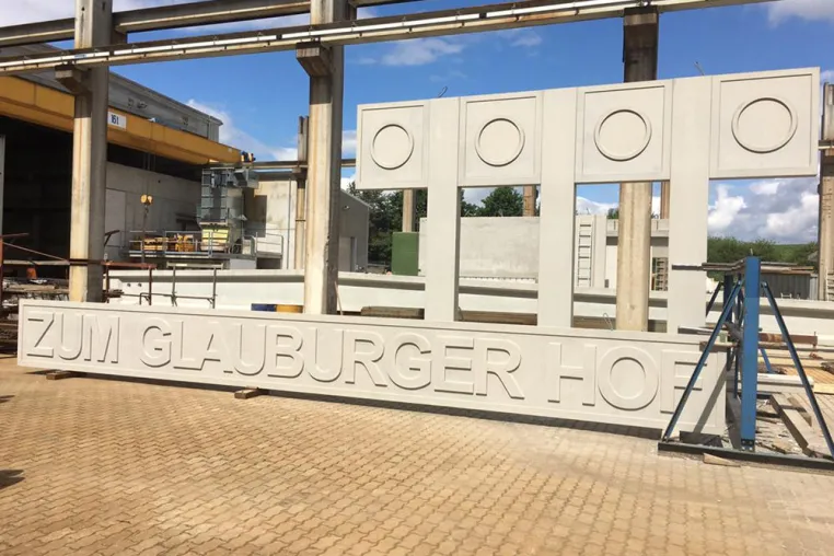 Frankfurter Altstadt: Fassade des Hauses „Zum Glauburger Hof“ erhält Schmuckelemente aus Betonfertigteilen Bild: Frankfurter Altstadt: Fassade des Hauses „Zum Glauburger Hof“ erhält Schmuckelemente aus Betonfertigteilen