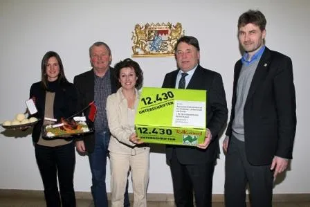 „Aufgetischt“ beim bayerischen Staatsminister Brunner: Tollwood und Naturland übergeben 12430 Unterschriften Bild: „Aufgetischt“ beim bayerischen Staatsminister Brunner: Tollwood und Naturland übergeben 12430 Unterschriften