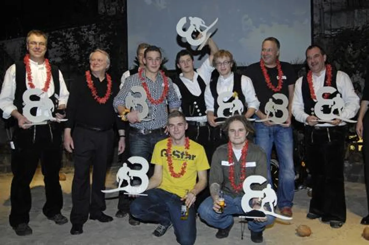 Das Siegerteam der Eternit Sternfahrt 2010. Über 100 Meisterschüler der Dachdecker- und Zimmererschulen stellten ihr Können im Surfsimulator, beim Segway fahren und Limbo Dance unter Beweis.
