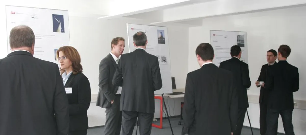Teilnehmer des Arbeitskreises für XXL-Produkte informieren sich über Projekte des IPH (Quelle: IPH)