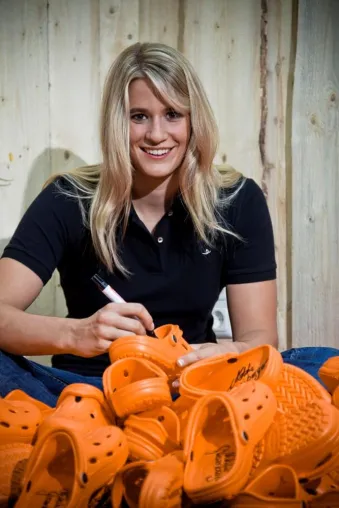 Natalie Geisenberger trainiert Rücken mit chung shi - Rodelstar setzt auf Schuhe mit gewinkelter Sohle Bild: Natalie Geisenberger trainiert Rücken mit chung shi - Rodelstar setzt auf Schuhe mit gewinkelter Sohle