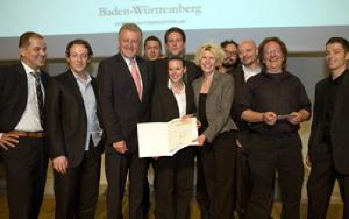 Ernst Pfister, Wirtschaftsminister des Landes Baden-Württemberg, überreicht die Siegerurkunde an komplizen.com