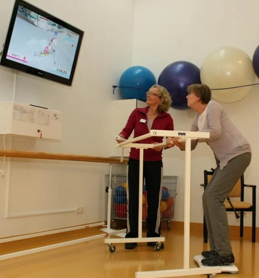 Marlies Appel, Patientin des NRW Neurologischen Reha-Zentrums Wiesbaden, simuliert an der Wii-Spielkonsole einen Ski-Abfahrtslauf.
