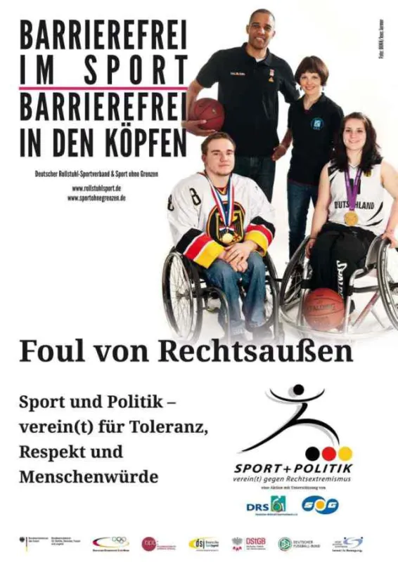 vorne: Frank Rennhack (Kapitän der Sledge-Eishockey Nationalmannschaft) und Maya Lindholm (Rollstuhl
