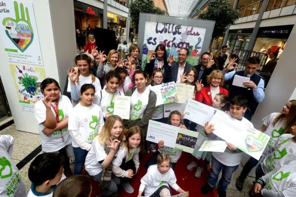 Bild: Kinder machen gegen Plastikmüll mobil