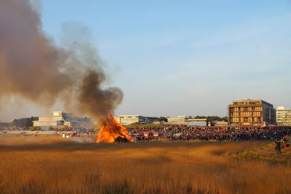 Bild: Osterfeuer in St. Peter-Ording und Ferienprogramm für Kids