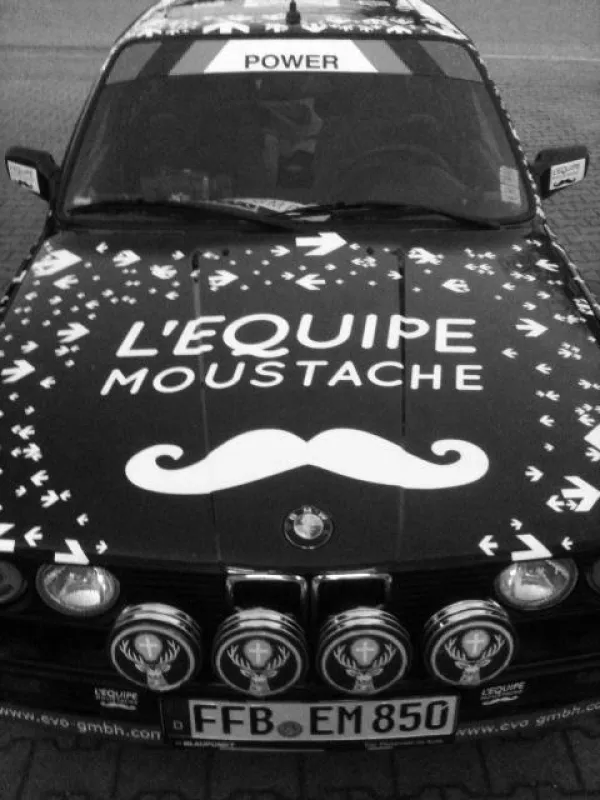 Das Team L'Equipe Moustache wird gesponsert von Blaupunkt Telematics
