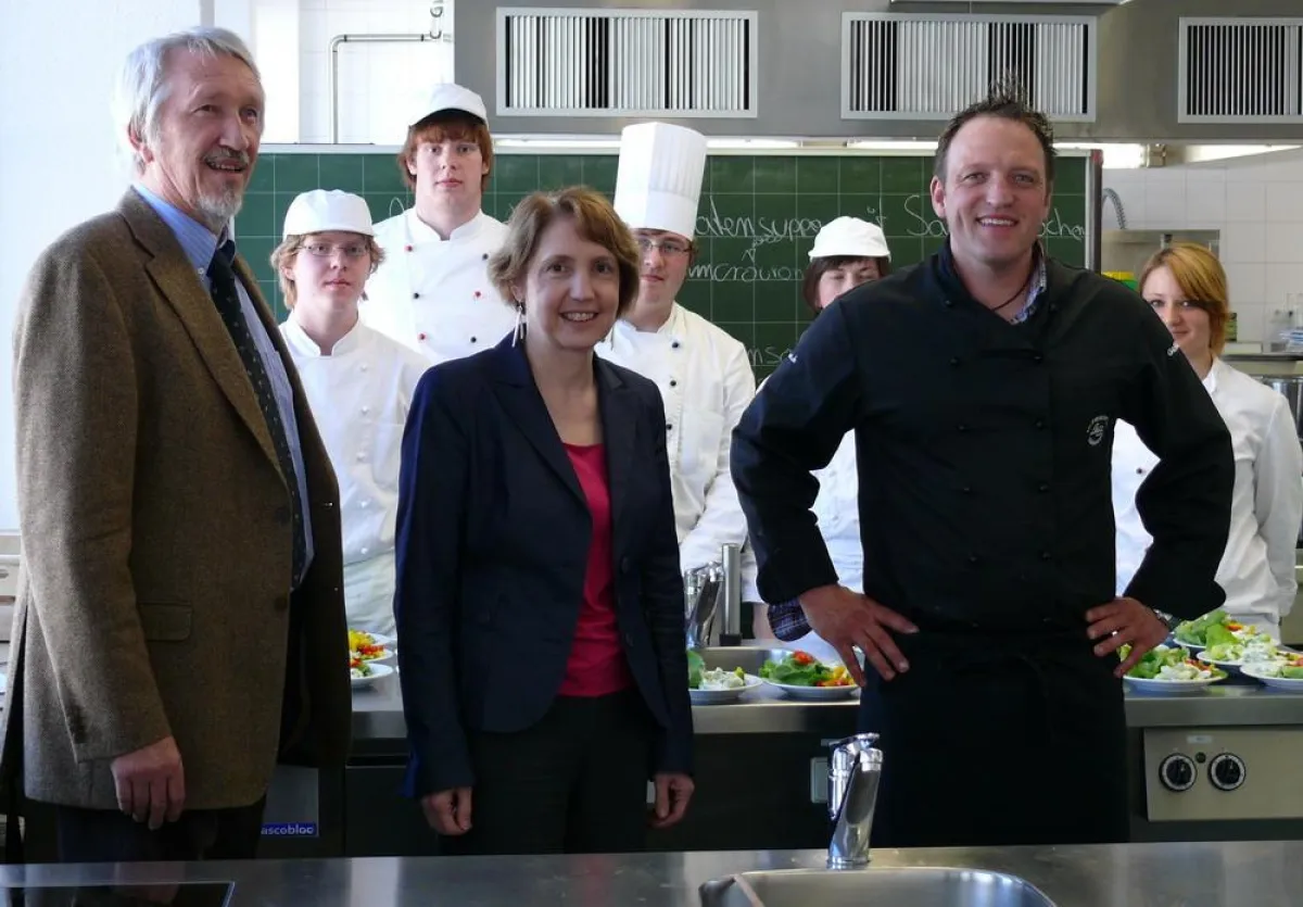 MdL Annette Karl umrahmt von Schulleiter Heinz Härtl, OStD (links) und Küchenmeister Alexander Lutz (rechts) sowie Schülern der Berufsfachschule