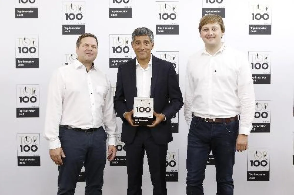 Ranga Yogeshwar übergibt die Auszeichnung zum Top-Innovator 2018. (© KD Busch/compamedia)