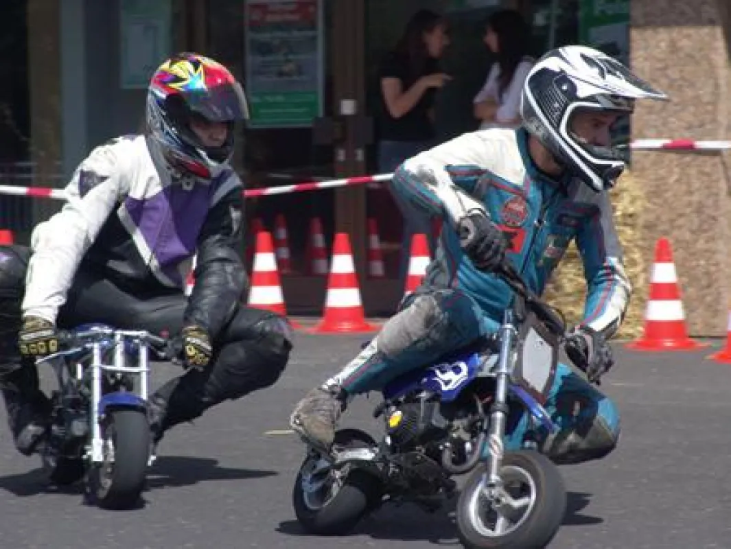 Pocket-Bike-Rennen bei Möbel Hornung in Zellingen