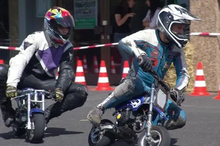 Bild: Motorradfans treffen sich bei Möbel Hornung