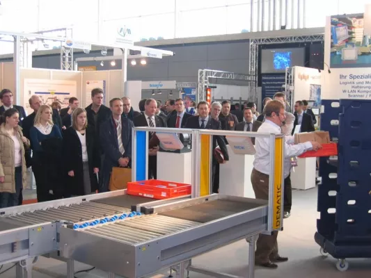 AIM mit AutoID-Live-Szenarium „Tracking & Tracing Theatre“ auf der LogiMAT 2010 in Halle 3 Stand 501 Bild: AIM mit AutoID-Live-Szenarium „Tracking & Tracing Theatre“ auf der LogiMAT 2010 in Halle 3 Stand 501