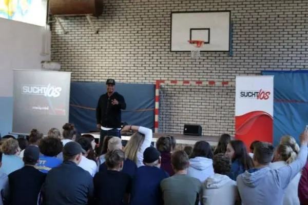 Suchtpräventionsprojekt für Schüler mit Musiker 2schneidig Bild: Suchtpräventionsprojekt für Schüler mit Musiker 2schneidig