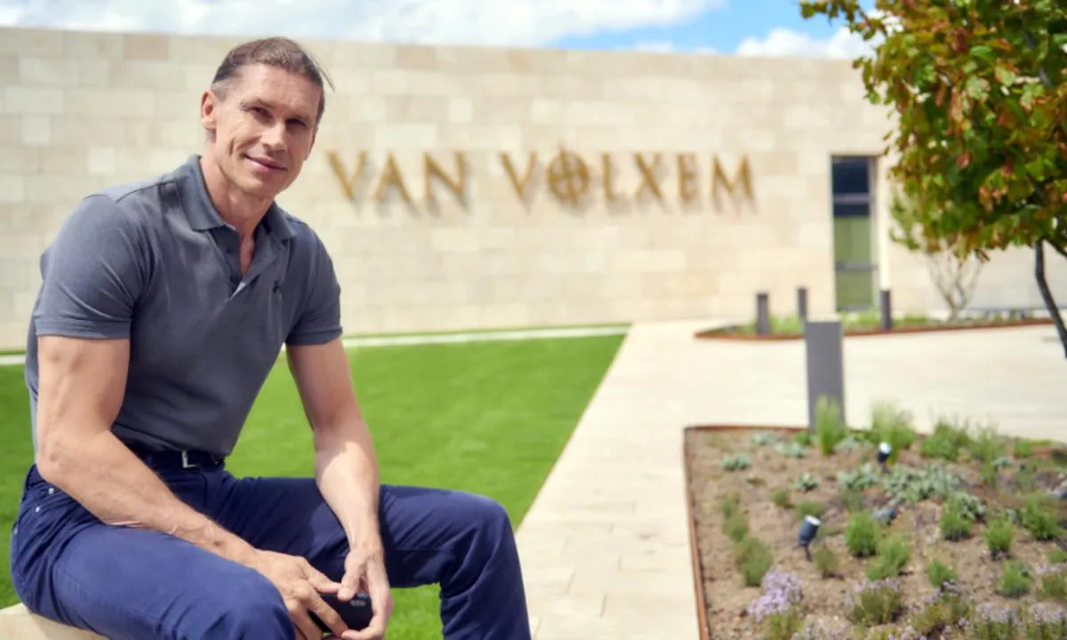Roman Niewodniczanski stellt seine Rieslinge in Traben-Trarbach vor. © Weingut Van Volxem