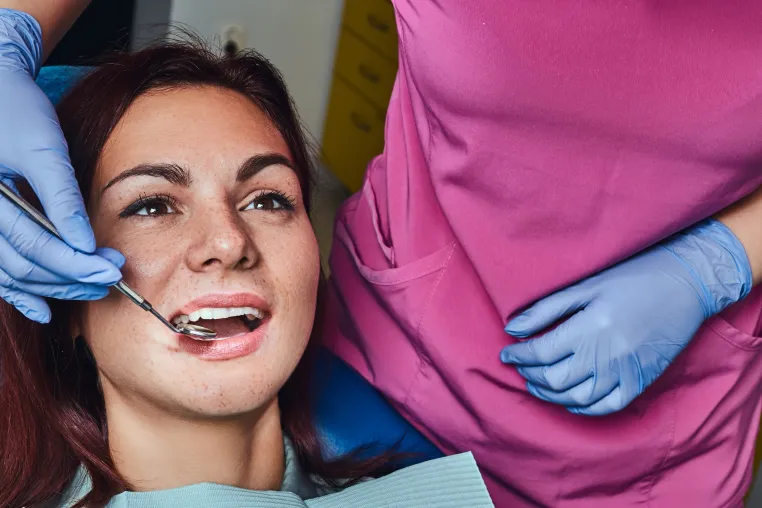 Bild: Prophylaxe bei festen Zahnspangen: Expertin Dr. Bahareh Wymar zur Bedeutung der Airflow-Methode