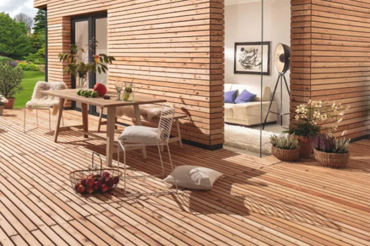 Bild: Eine optische Einheit für Fassade und Terrasse: Parallelogramm-Profil mit Struktur