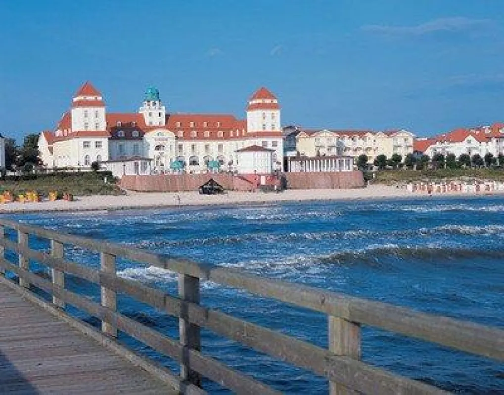 Sommer-Jubiläumsangebote, z.B. im Travel Charme Kurhaus Binz auf Rügen.