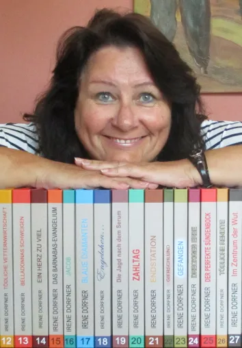 Bild: Irene Dorfner kann es nicht lassen, sie hat schon wieder getötet - zum Glück nur auf dem Papier...