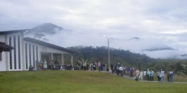 Bild: Zahnersatz für Ecuador - Mitarbeiterin von Wolf Zahntechnik Freiburg hilft in Missionsklinik von Guadalupe