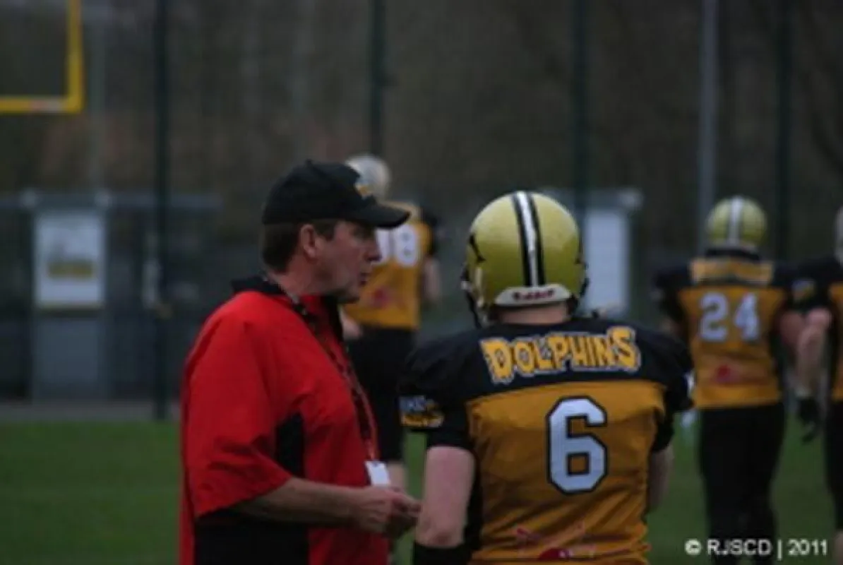 Foto: Headcoach Dick Bergstrom gibt Kicker Marc Schröder letzte Anweisungen.