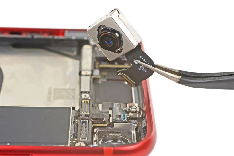 Bild: iPhone SE 2020 im Teardown: Das gibt es im Inneren zu SE-hen