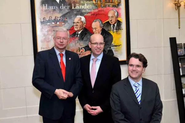 Ministerpräsident Koch besucht Villa Rothschild – ein Ort der Freiheit und Demokratie Bild: Ministerpräsident Koch besucht Villa Rothschild – ein Ort der Freiheit und Demokratie