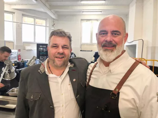 Bild: Guide Michelin Gala 2019 in Berlin mit Martin Hartwegs Barbera "King Magno" und der Küche von Markus Semmler