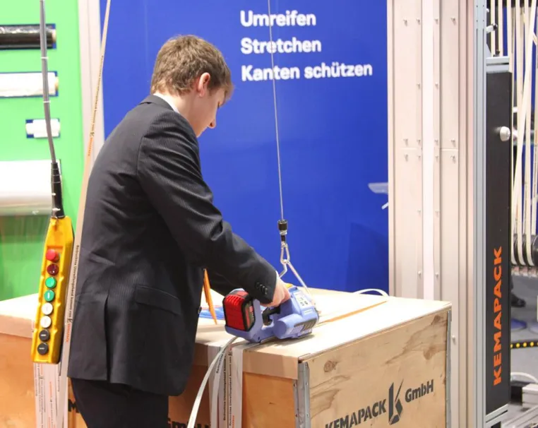 Bild: Blitzlichtgewitter bei Erstpräsentation auf der Logimat: der Band-Master® von Kemapack.
