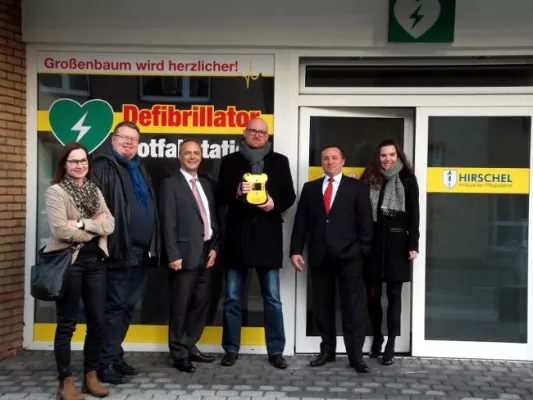 Bild: Duisburg wird herzlicher – Sören Link und Volker Haasper weihen Defibrillator-Standort im Süden der Stadt ein