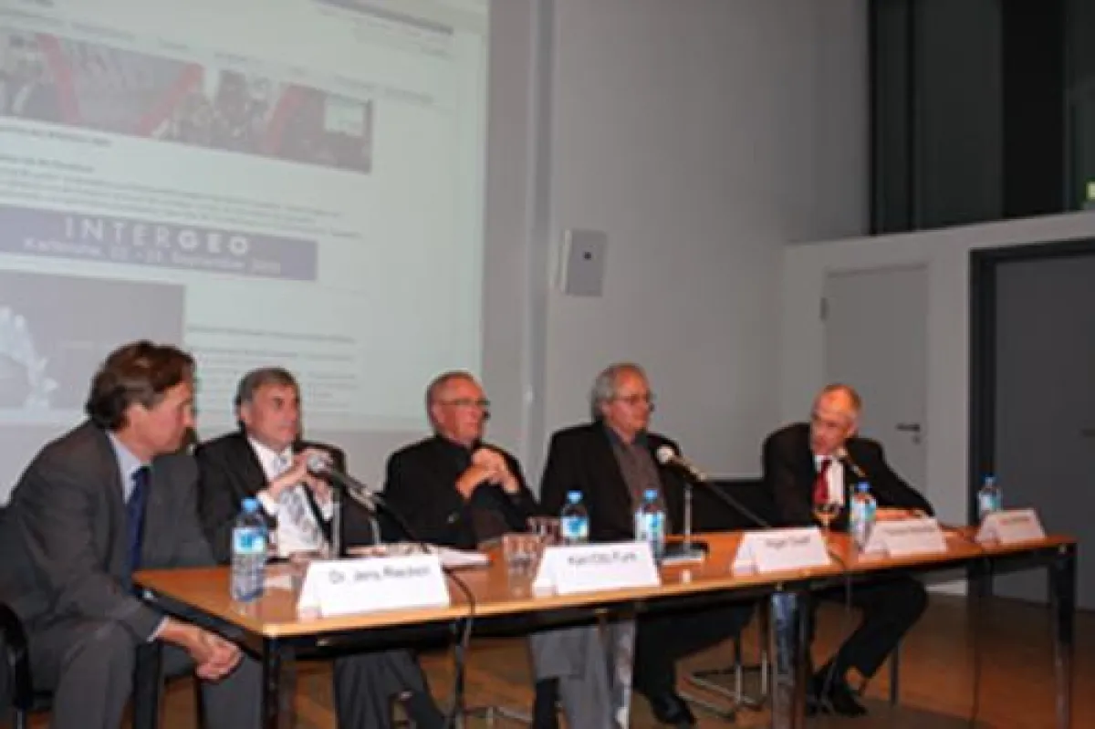v. l. n. r. Dr. Jens Riecken (DVW Vizepräsident), Karl-Otto Funk (Landesamt für Geoinformation und Landentwicklung), Hagen Graeff (Moderator), Thomas Hauenstein (Stadt Karlsruhe), Jörg Herrmann (Gesch