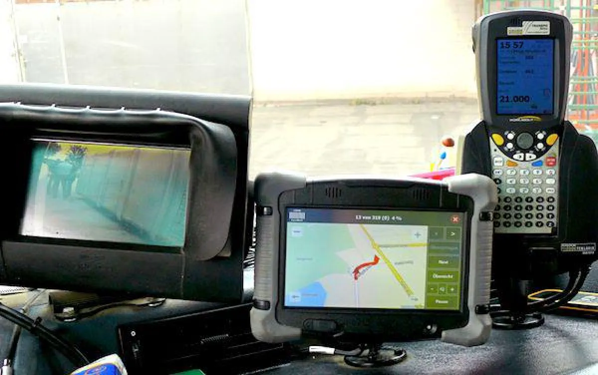 Hightech-Ausstattung in einem modernen Entsorgungsfahrzeug: Rückfahrmonitor, Zeiterfassung und Route