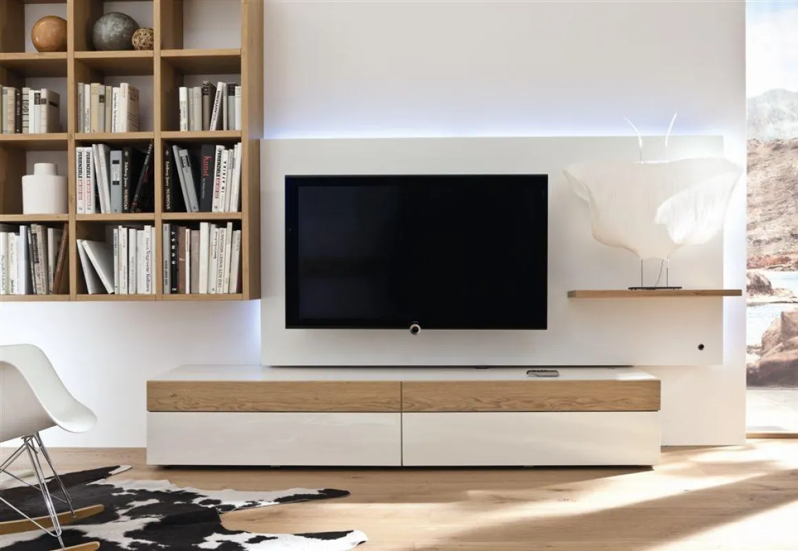 Elegantes Soundpaneel mit exzellenter Tonwiedergabe. Plus Raum für Flatscreen und Ordnungsfächer.