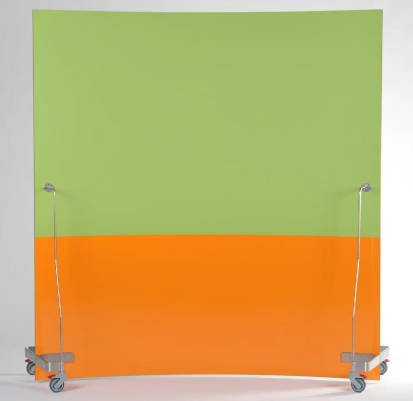 Farbkombination Werkwand Vorderseite Kreide hellgrün und Whiteboard orange.