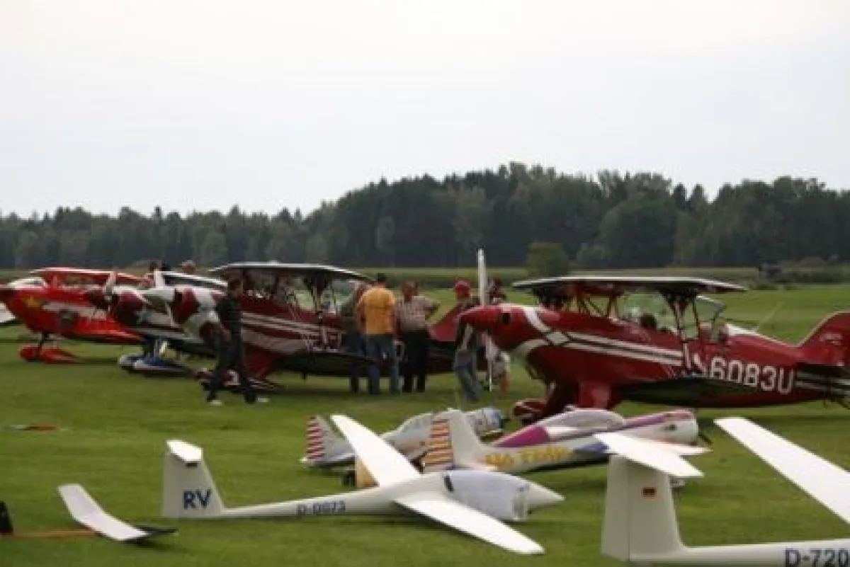 Kunstflug Doppeldecker Treffen