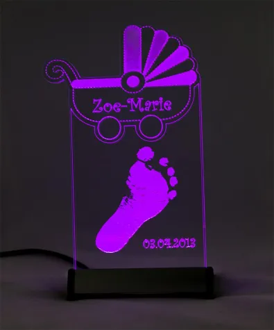 Bild: Den Trend-Klassiker neu erfunden - Baby Fußabdruck beleuchtet