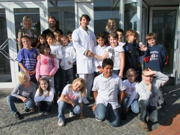 Bild: Unternehmen schließen Vertrag über Klimaschutz mit Schülern