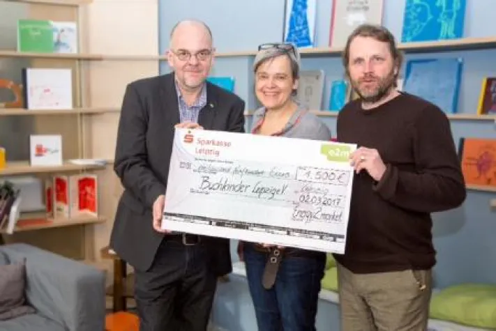 Bild: Energy2market GmbH übergibt Spende an Buchkinder Leipzig