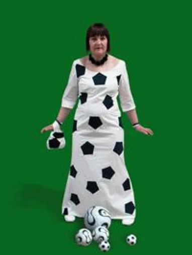 Treffsicher zur Fußball WM: „Das Ballkleid“ von Käthe Kruse gewinnt Publikumspreis Bild: Treffsicher zur Fußball WM: „Das Ballkleid“ von Käthe Kruse gewinnt Publikumspreis