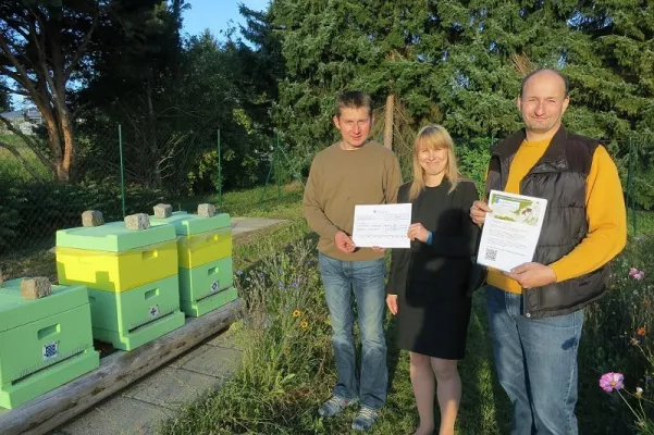 Bild: Bürgerstiftung der Volksbank Mittweida fördert Lehrbienenstand mit 400 EUR