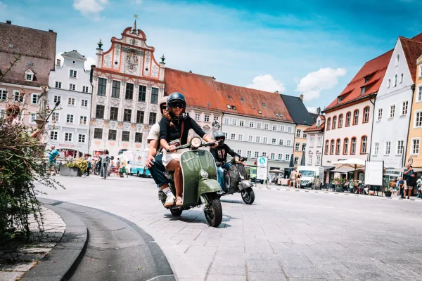Bild: Vespa-Fieber in Landsberg: SIP Scootershop feiert erfolgreichen Joyride mit Fans aus aller Welt
