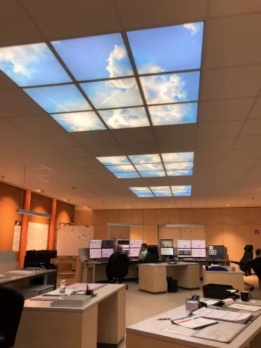 Bild: Wie ein Fenster in den Himmel: Virtuelle Wolkendecke ersetzt das Tageslicht