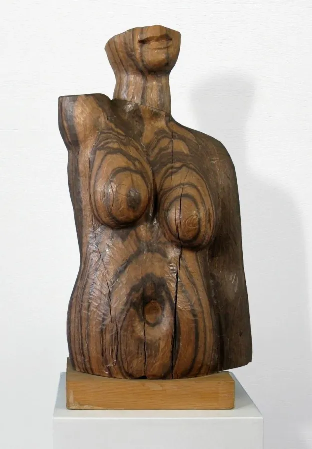 Walter Arnold: Die Lächelnde, 1977, Ebenholz, H: 53 cm, Foto: Hermann Büchner