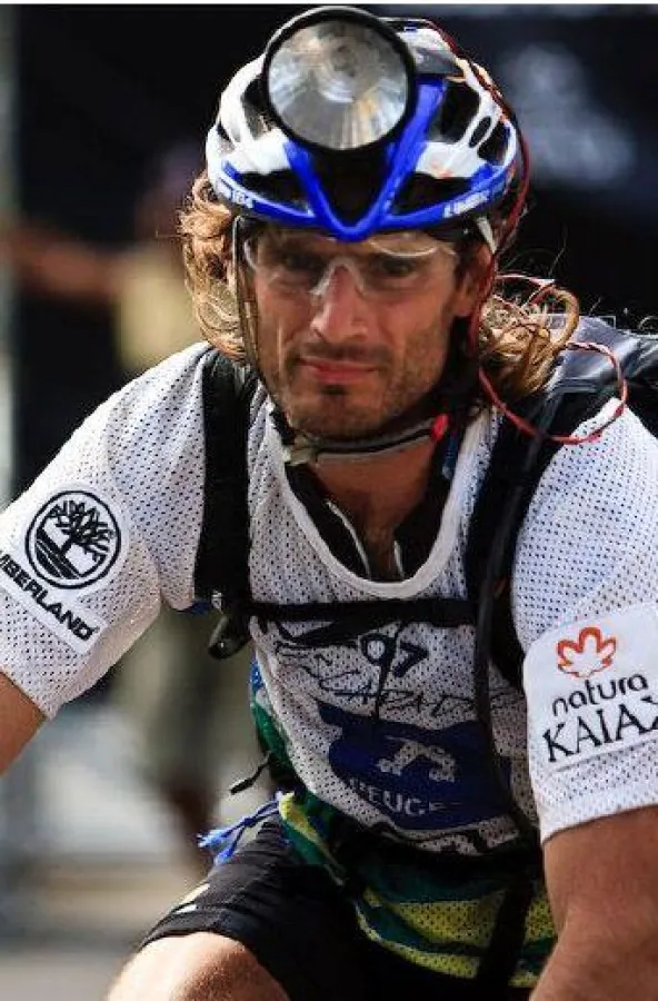 Das Buff® Coolmax® Extreme Raid Team trägt Funktionsbekleidung aus Coolmax®